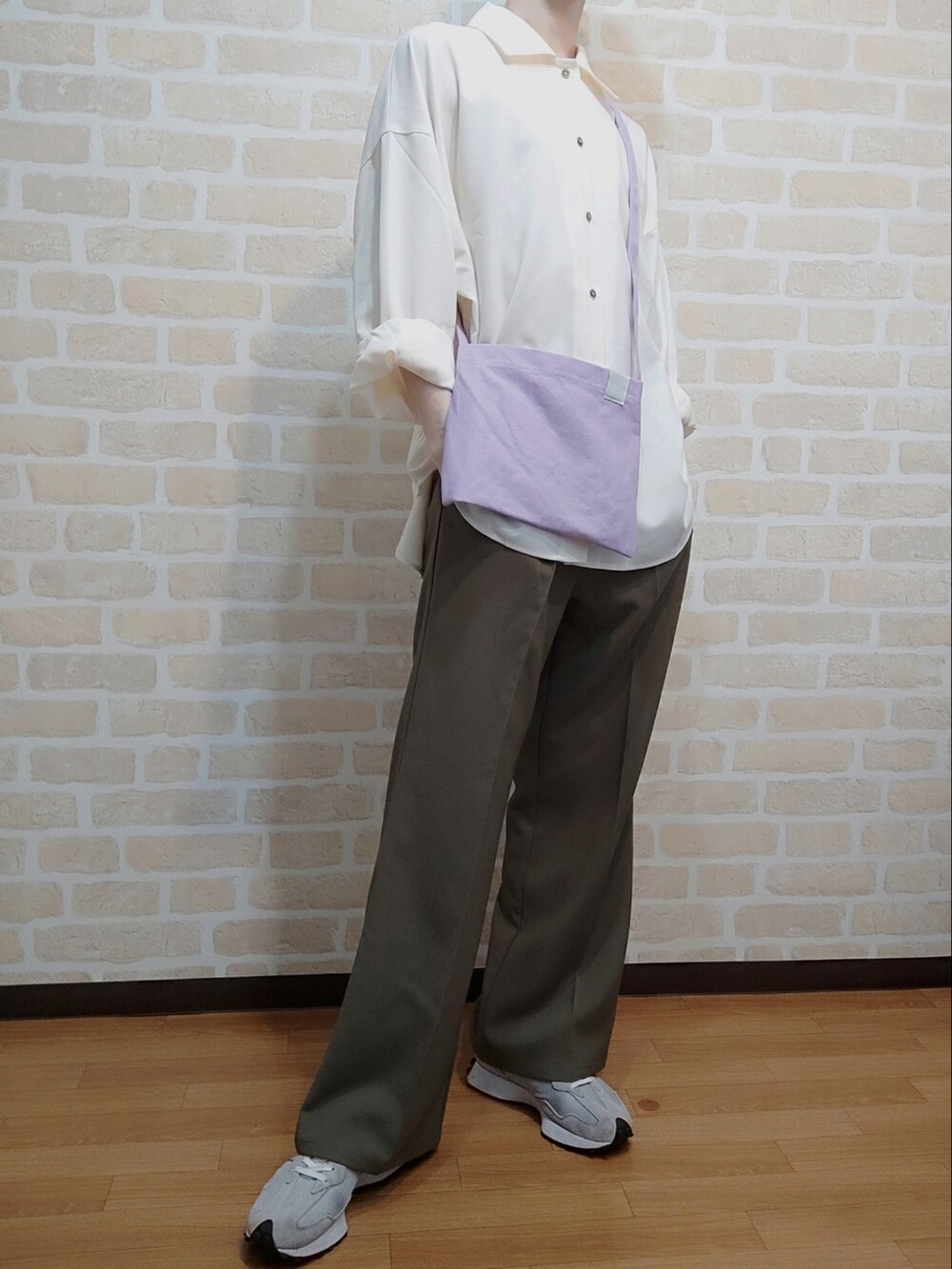 グリーン系のスラックス、ホワイト系のシャツ/ブラウス、グレー系のスニーカーを着用したメンズの春コーディネートの2枚目の写真