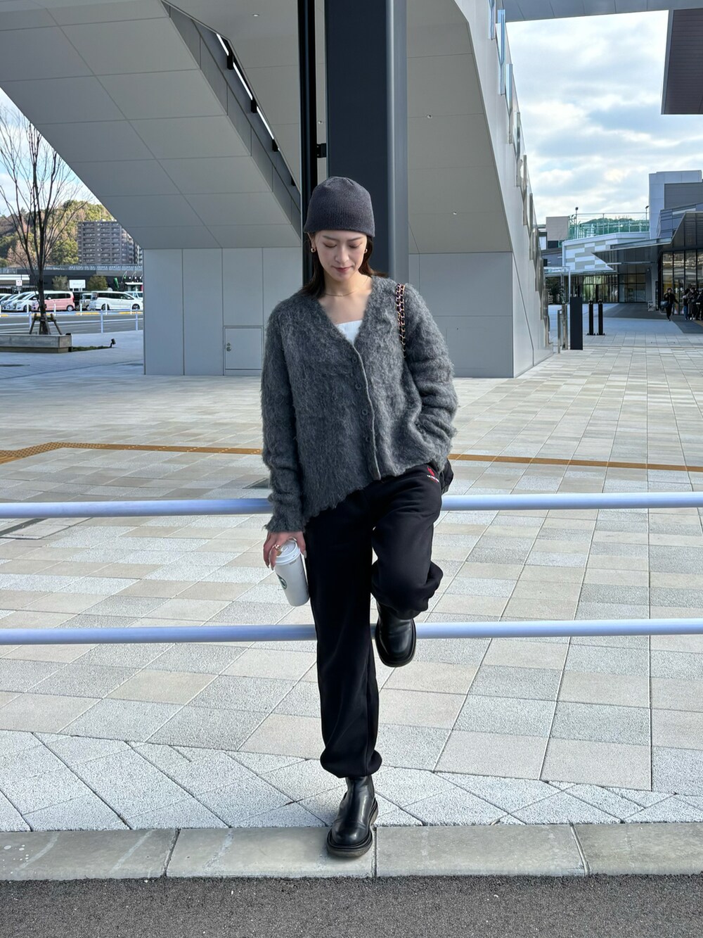 「おでかけコーデ、冬ファッション、スウェット、スウェットパンツ、スウェットコーデ、お洒落さんとつながりたい、大人っぽコーデ、カーディガン、シャギーニット、ストリート、ストリートMIX、キルティング、ビーニー帽、ビーニー、ニット帽」｜「ThevonのシャギーVネックカーディガン（カーディガン/ボレロ、グレー系）」を使った、umiremi03さん（レディース・162cm）の冬コーディネートの3枚目の写真