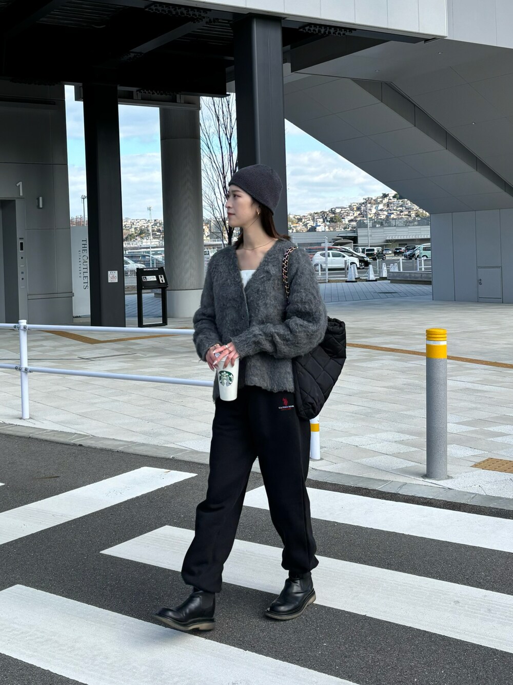 「おでかけコーデ、冬ファッション、スウェット、スウェットパンツ、スウェットコーデ、お洒落さんとつながりたい、大人っぽコーデ、カーディガン、シャギーニット、ストリート、ストリートMIX、キルティング、ビーニー帽、ビーニー、ニット帽」｜「ThevonのシャギーVネックカーディガン（カーディガン/ボレロ、グレー系）」を使った、umiremi03さん（レディース・162cm）の冬コーディネートの2枚目の写真