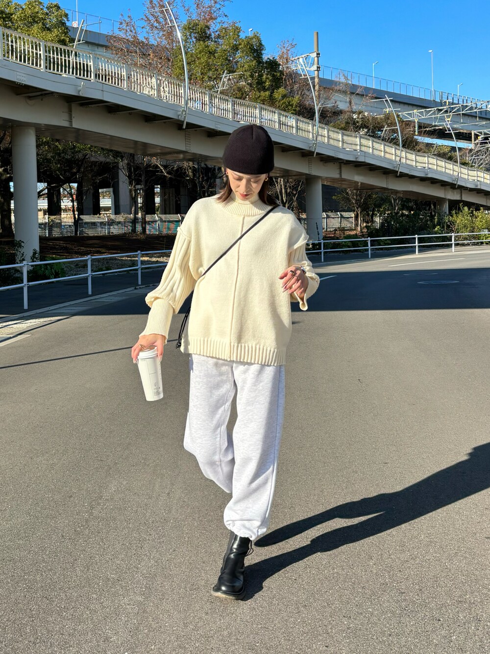 「ゆるコーデ、おでかけコーデ、冬ファッション、スウェット、スウェットパンツ、リブニット、ニット、ハイネック、サイドゴアブーツ、ブーツ、ストリートMIX、大人っぽコーデ、プチプラコーデ、パンツスタイル、高身長女子」｜「U.S. POLO ASSN.の裏起毛スウェットパンツ（スウェットパンツ、グレー系）」を使った、umiremi03さん（レディース・162cm）の冬コーディネートの2枚目の写真