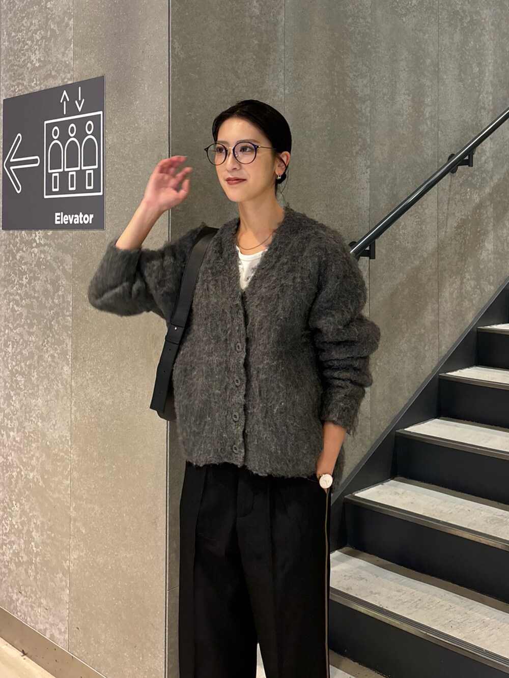 「大人コーデ、シンプルコーデ、パンツスタイル、休日スタイル、ゆるコーデ、きれいめコーディネート、ゆったりコーデ、スラックス、ラインパンツ、ラインスラックス、スラックスパンツ、ブラックコーデ、ワントーンコーデ、冬コーデ、冬服コーデ」｜「ThevonのシャギーVネックカーディガン（カーディガン/ボレロ、グレー系）」を使った、umiremi03さん（レディース・162cm）の冬コーディネートの2枚目の写真