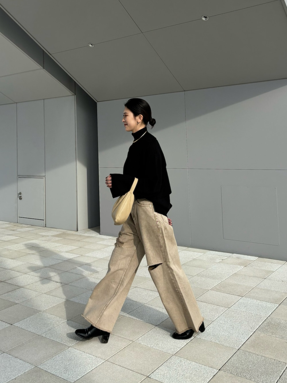 「新星WEARISTAにエントリー、シンプルコーデ、冬ファッション、オトナカジュアル、休日スタイル、おでかけコーデ、ootd、オトナ女子、プチプラコーデ、デニムパンツ、骨格ウェーブ、キレイめ、イエベ春、高身長女子、大人っぽコーデ」｜「Thevonのショートニット×ベストセットプルオーバー（ニット/セーター、ブラック系）」を使った、umiremi03さん（レディース・162cm）の冬コーディネートの3枚目の写真