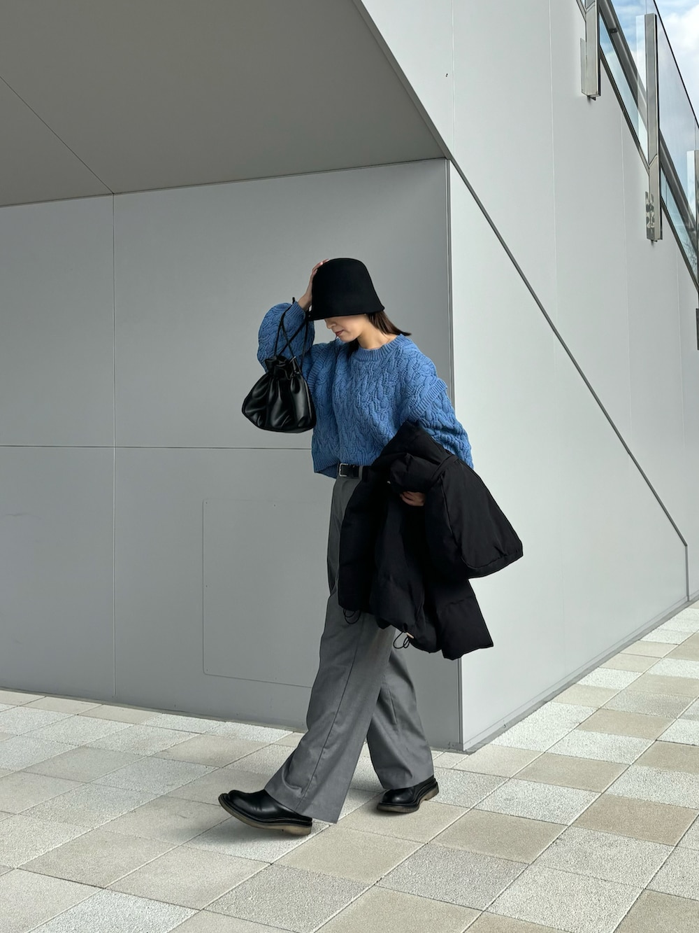 「冬服、おでかけコーデ、シンプル、ケーブルニット、スラックス、きれいめカジュアル、休日コーデ、ブーツスタイル、骨格ウェーブ、プチプラ、バケットハット、大人かわいい、お出かけコーデ、オトナカジュアル、休日スタイル」｜「Thevonのアイテム（帽子、ブラック系）」を使った、umiremi03さん（レディース・162cm）の冬コーディネートの3枚目の写真