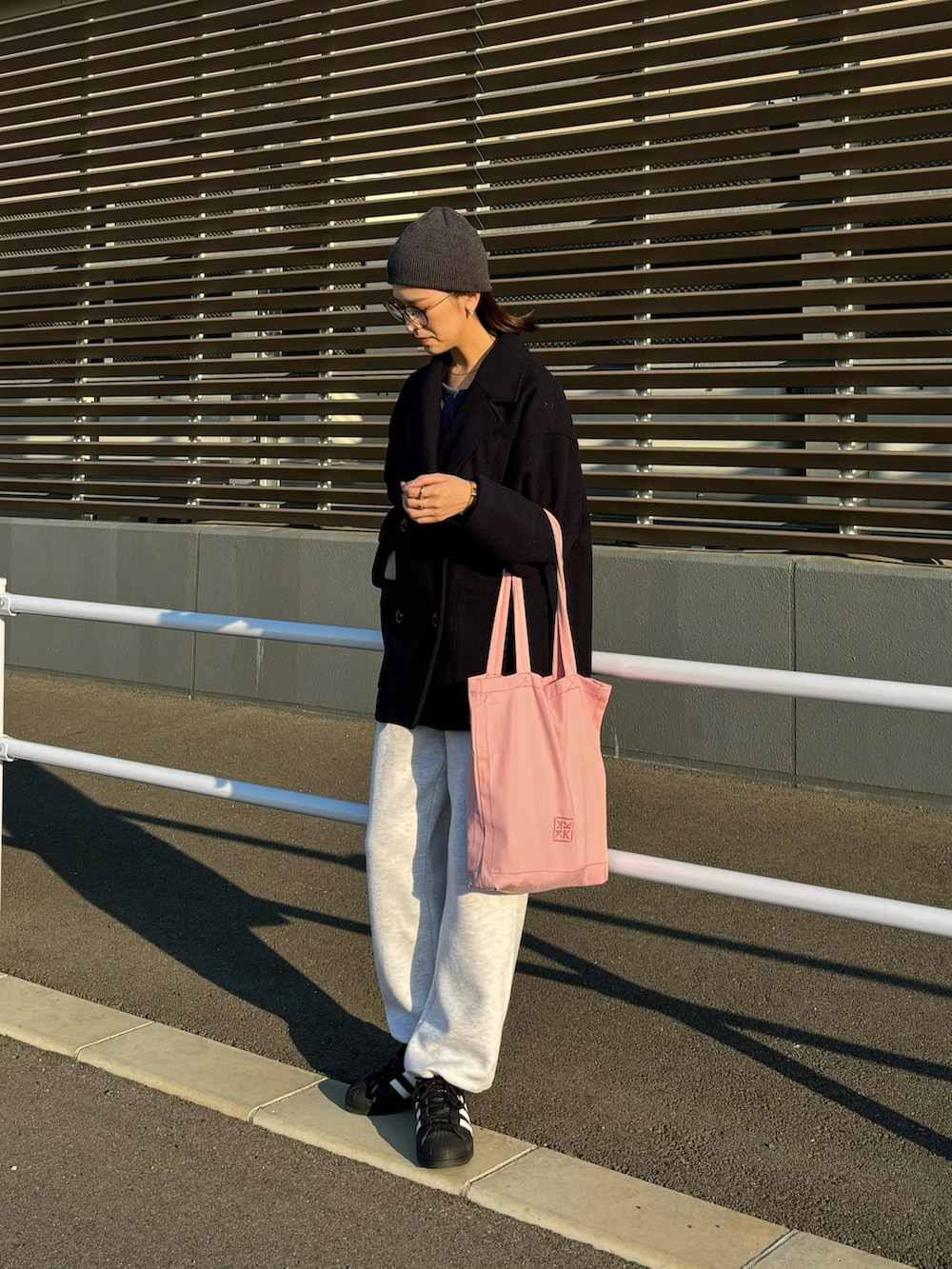 「ファッションを楽しもう、秋冬コーデ、大人カジュアル、おでかけコーデ、シンプルコーデ、今日のコーデ、秋カラー、パンツスタイル、プチプラ、スウェット、スウェットパンツ、スウェットコーデ、シティーガール、スポーツミックス、ジャケット」｜「Thevonのフェイクウールダブルジャケット（テーラードジャケット、ブルー系）」を使った、umiremi03さん（レディース・162cm）の秋コーディネートの2枚目の写真