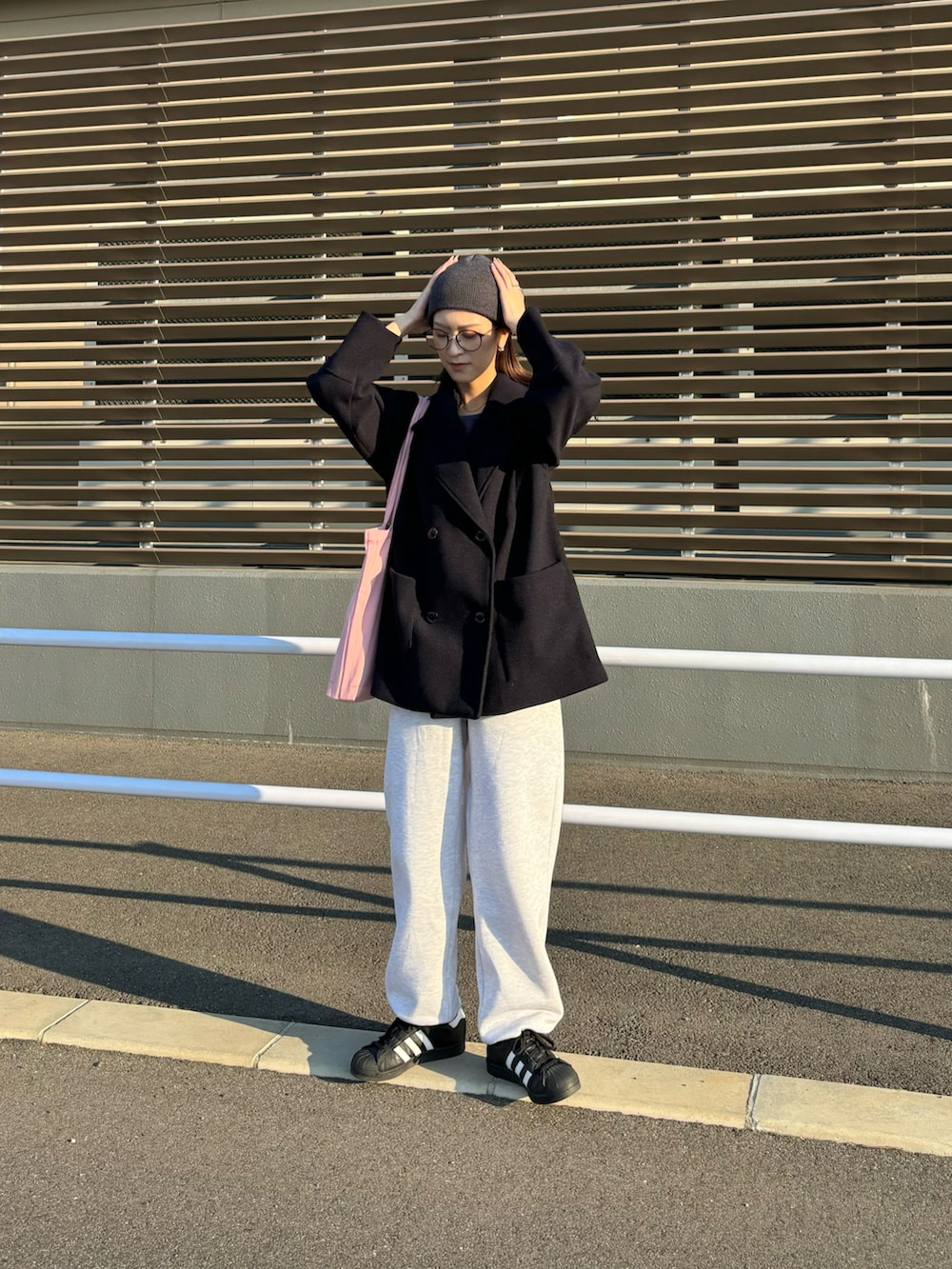「ファッションを楽しもう、秋冬コーデ、大人カジュアル、おでかけコーデ、シンプルコーデ、今日のコーデ、秋カラー、パンツスタイル、プチプラ、スウェット、スウェットパンツ、スウェットコーデ、シティーガール、スポーツミックス、ジャケット」｜「Thevonのフェイクウールダブルジャケット（テーラードジャケット、ブルー系）」を使った、umiremi03さん（レディース・162cm）の秋コーディネートの3枚目の写真