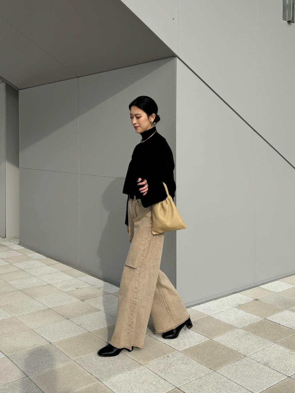 「新星WEARISTAにエントリー、シンプルコーデ、冬ファッション、オトナカジュアル、休日スタイル、おでかけコーデ、ootd、オトナ女子、プチプラコーデ、デニムパンツ、骨格ウェーブ、キレイめ、イエベ春、高身長女子、大人っぽコーデ」｜「Thevonのショートニット×ベストセットプルオーバー（ニット/セーター、ブラック系）」を使った、umiremi03さん（レディース・162cm）の冬コーディネートの2枚目の写真