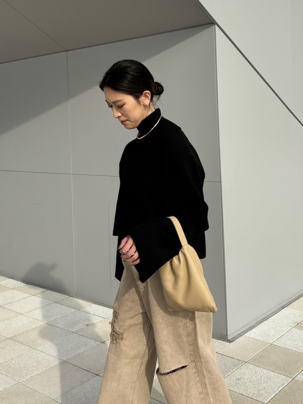 「新星WEARISTAにエントリー、シンプルコーデ、冬ファッション、オトナカジュアル、休日スタイル、おでかけコーデ、ootd、オトナ女子、プチプラコーデ、デニムパンツ、骨格ウェーブ、キレイめ、イエベ春、高身長女子、大人っぽコーデ」｜「Thevonのショートニット×ベストセットプルオーバー（ニット/セーター、ブラック系）」を使った、umiremi03さん（レディース・162cm）の冬コーディネートの4枚目の写真