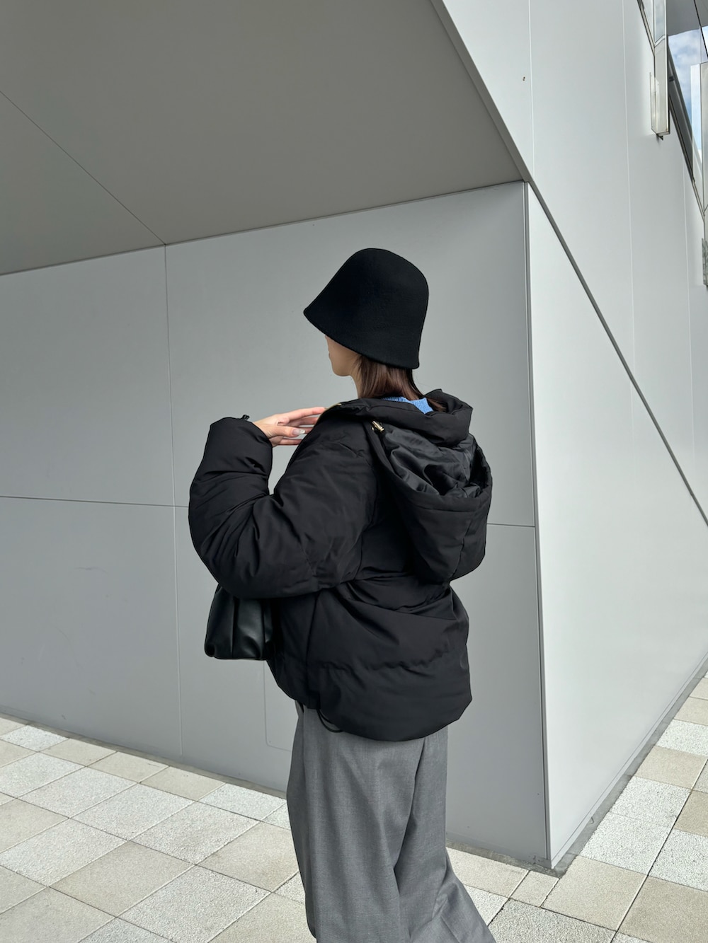 「冬服、おでかけコーデ、シンプル、ケーブルニット、スラックス、きれいめカジュアル、休日コーデ、ブーツスタイル、骨格ウェーブ、プチプラ、バケットハット、大人かわいい、お出かけコーデ、オトナカジュアル、休日スタイル」｜「Thevonのアイテム（帽子、ブラック系）」を使った、umiremi03さん（レディース・162cm）の冬コーディネートの5枚目の写真