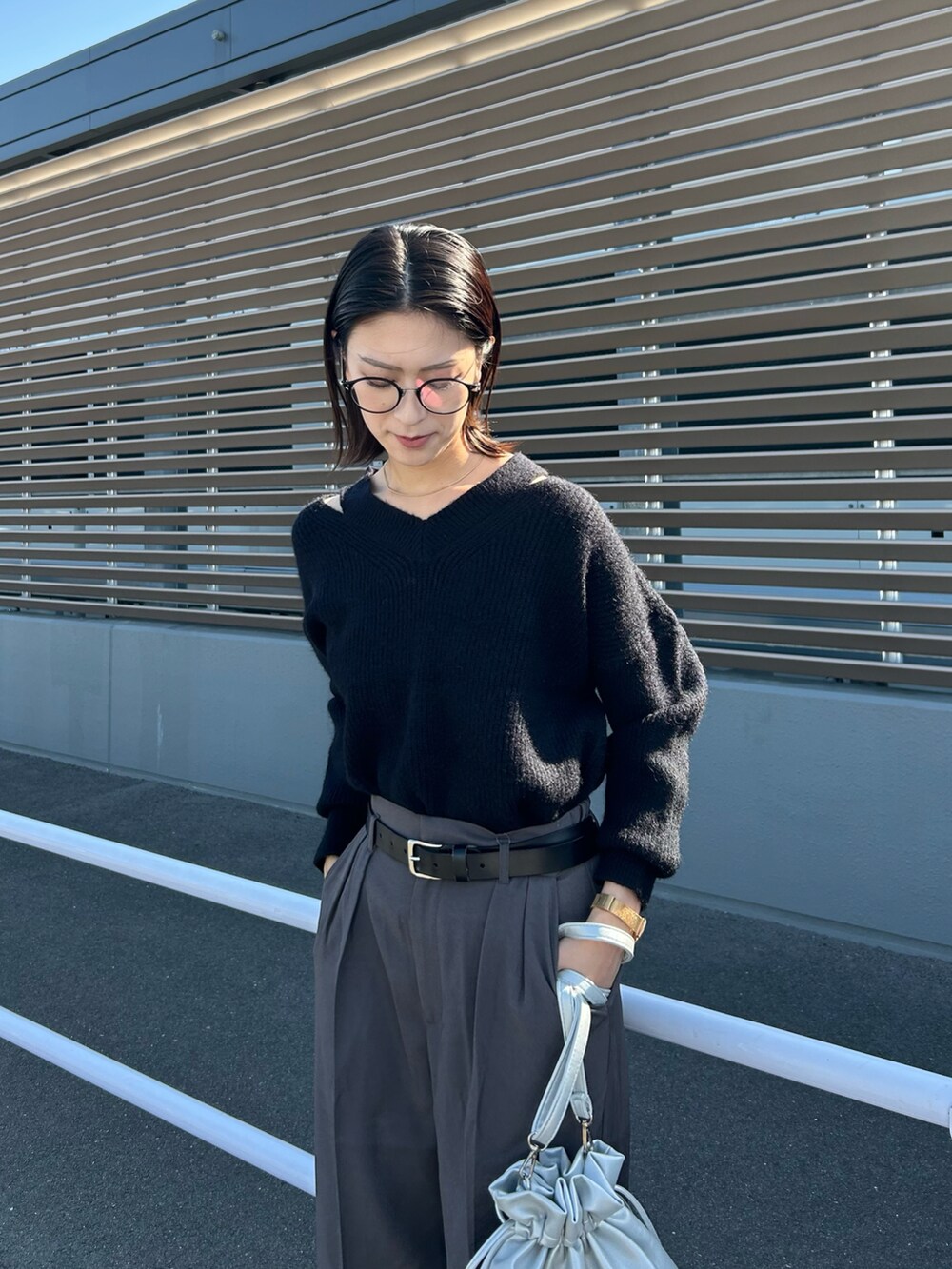 ブラック系のニット/セーター、ブラック系のブーツを着用したレディースの秋コーディネートの3枚目の写真