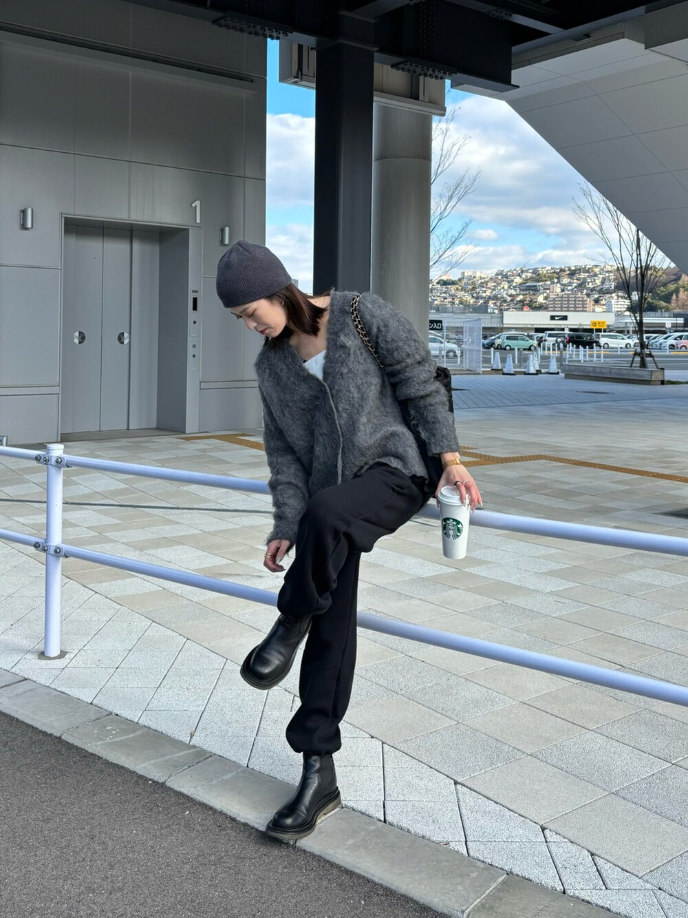 「おでかけコーデ、冬ファッション、スウェット、スウェットパンツ、スウェットコーデ、お洒落さんとつながりたい、大人っぽコーデ、カーディガン、シャギーニット、ストリート、ストリートMIX、キルティング、ビーニー帽、ビーニー、ニット帽」｜「ThevonのシャギーVネックカーディガン（カーディガン/ボレロ、グレー系）」を使った、umiremi03さん（レディース・162cm）の冬コーディネートの4枚目の写真