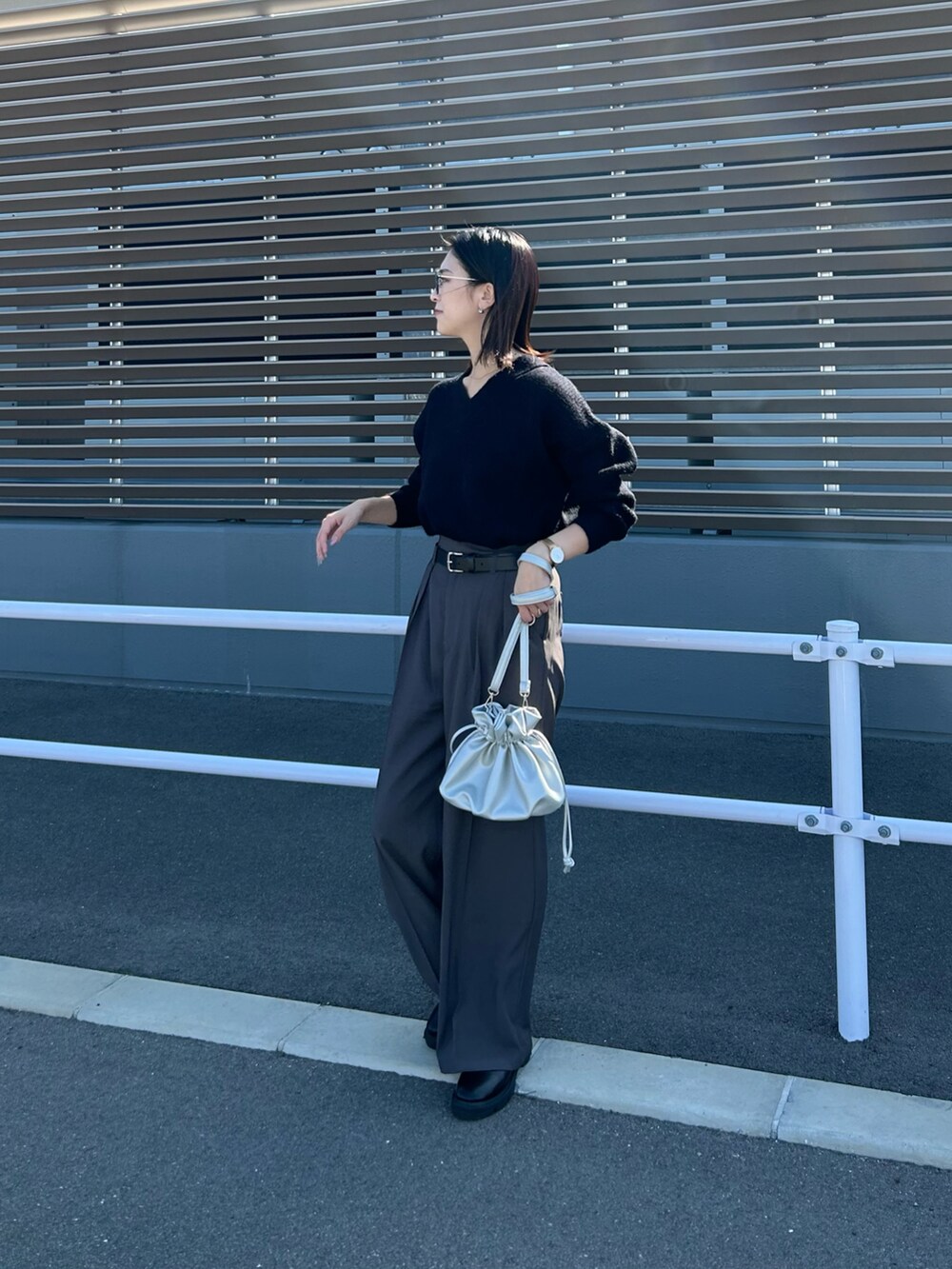 ブラック系のニット/セーター、ブラック系のブーツを着用したレディースの秋コーディネートの2枚目の写真