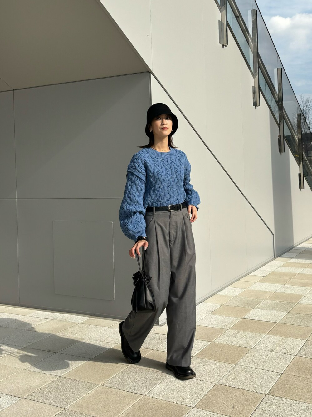 「冬服、おでかけコーデ、シンプル、ケーブルニット、スラックス、きれいめカジュアル、休日コーデ、ブーツスタイル、骨格ウェーブ、プチプラ、バケットハット、大人かわいい、お出かけコーデ、オトナカジュアル、休日スタイル」｜「Thevonのアイテム（帽子、ブラック系）」を使った、umiremi03さん（レディース・162cm）の冬コーディネートの2枚目の写真