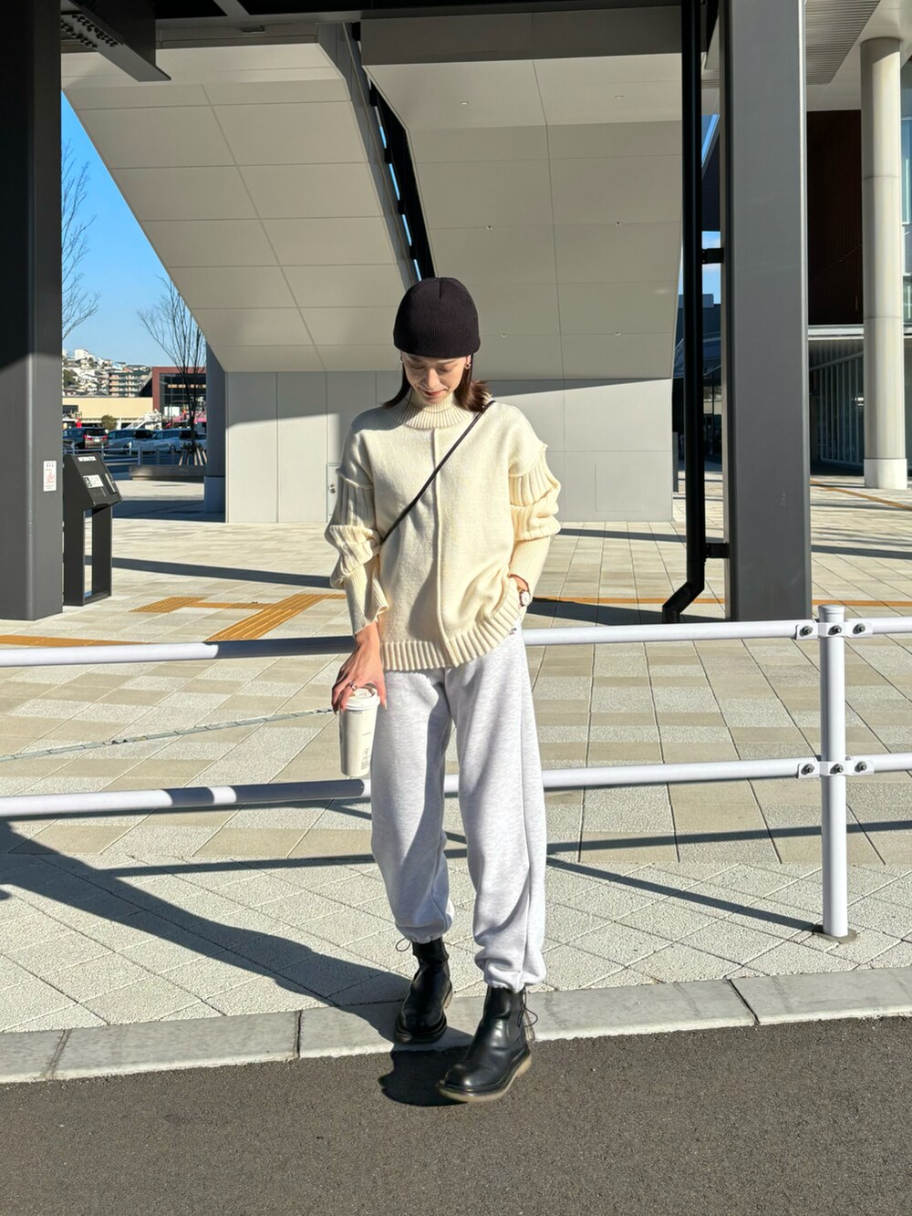 「ゆるコーデ、おでかけコーデ、冬ファッション、スウェット、スウェットパンツ、リブニット、ニット、ハイネック、サイドゴアブーツ、ブーツ、ストリートMIX、大人っぽコーデ、プチプラコーデ、パンツスタイル、高身長女子」｜「U.S. POLO ASSN.の裏起毛スウェットパンツ（スウェットパンツ、グレー系）」を使った、umiremi03さん（レディース・162cm）の冬コーディネートの3枚目の写真