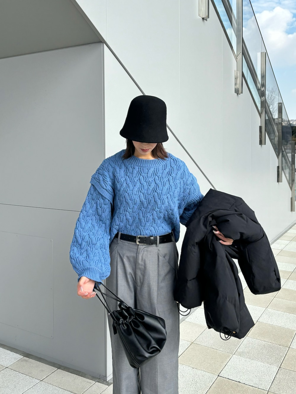 「冬服、おでかけコーデ、シンプル、ケーブルニット、スラックス、きれいめカジュアル、休日コーデ、ブーツスタイル、骨格ウェーブ、プチプラ、バケットハット、大人かわいい、お出かけコーデ、オトナカジュアル、休日スタイル」｜「Thevonのアイテム（帽子、ブラック系）」を使った、umiremi03さん（レディース・162cm）の冬コーディネートの4枚目の写真