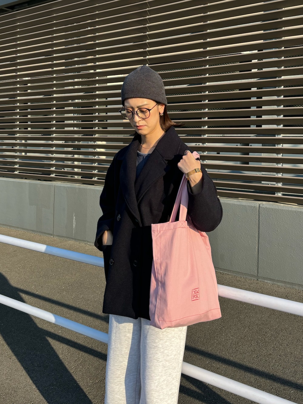 「ファッションを楽しもう、秋冬コーデ、大人カジュアル、おでかけコーデ、シンプルコーデ、今日のコーデ、秋カラー、パンツスタイル、プチプラ、スウェット、スウェットパンツ、スウェットコーデ、シティーガール、スポーツミックス、ジャケット」｜「Thevonのフェイクウールダブルジャケット（テーラードジャケット、ブルー系）」を使った、umiremi03さん（レディース・162cm）の秋コーディネートの4枚目の写真