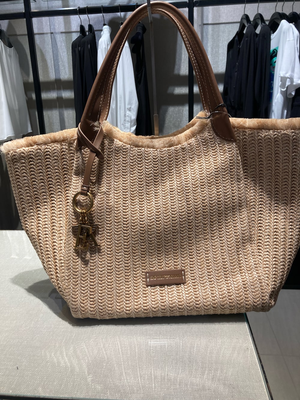 ベージュ系のトートバッグを着用したレディースの夏コーディネートの3枚目の写真