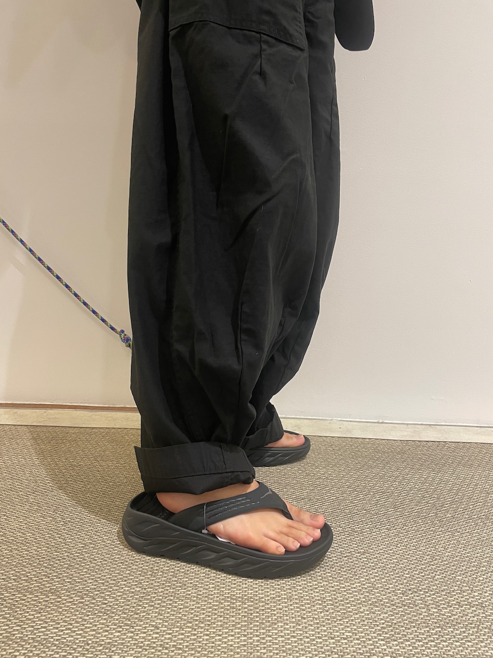 「ジャケット、ストリート、坊主、バック、THE NORTH FACE、パンツスタイル、春、NEEDLES、夏コーデ、HOKAONEONE」｜「THE NORTH FACEのTHE NORTH FACE/ザ・ノースフェイス　Geoface PC Sleeve 13" ジオフェイスピーシースリーブ13インチ NM82282（PC・タブレットケース、ブラック系）」を使った、スバルさん（メンズ・165cm）の春コーディネートの3枚目の写真