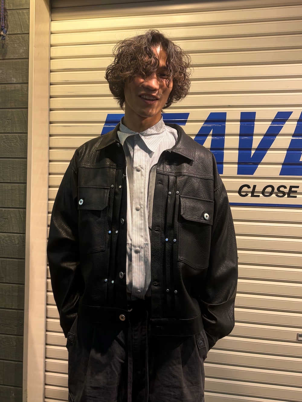 ブラック系のブルゾン、ブルー系のシャツ/ブラウスを着用したメンズの冬コーディネートの4枚目の写真