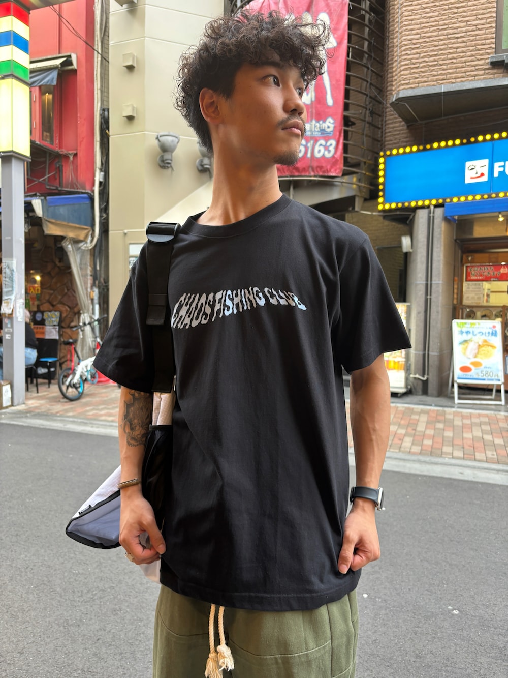「ロゴT、Tシャツ、プリントT、シンプルコーデ、春コーデ、夏コーデ、夏服、低身長コーデ、おでかけコーデ、低身長男子」｜「PACKINGのPACKING/パッキング　TRAIL MESSENGER　PA-040　トレイルメッセンジャー（メッセンジャーバッグ、ホワイト系）」を使った、スバルさん（メンズ・165cm）の春コーディネートの2枚目の写真