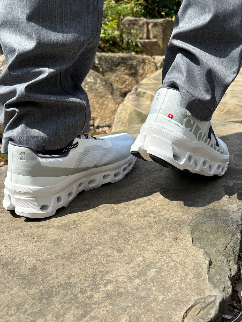 「OnのOn/オン　Cloud monster クラウドモンスター Womens（スニーカー、ホワイト系）」を使った、スバルさん（メンズ・165cm）の春コーディネートの3枚目の写真