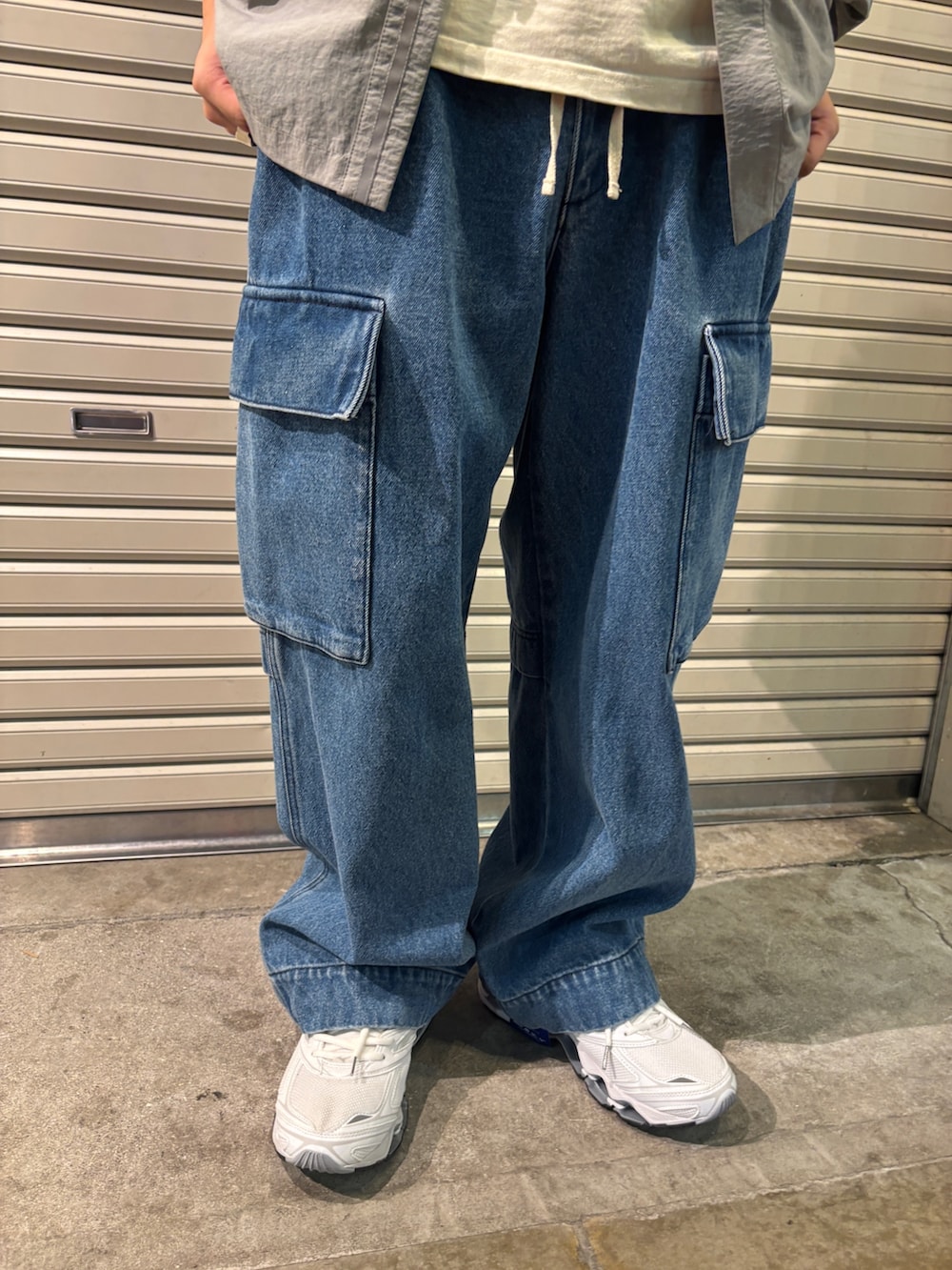 ブルー系のデニムパンツを着用したメンズの秋コーディネートの3枚目の写真