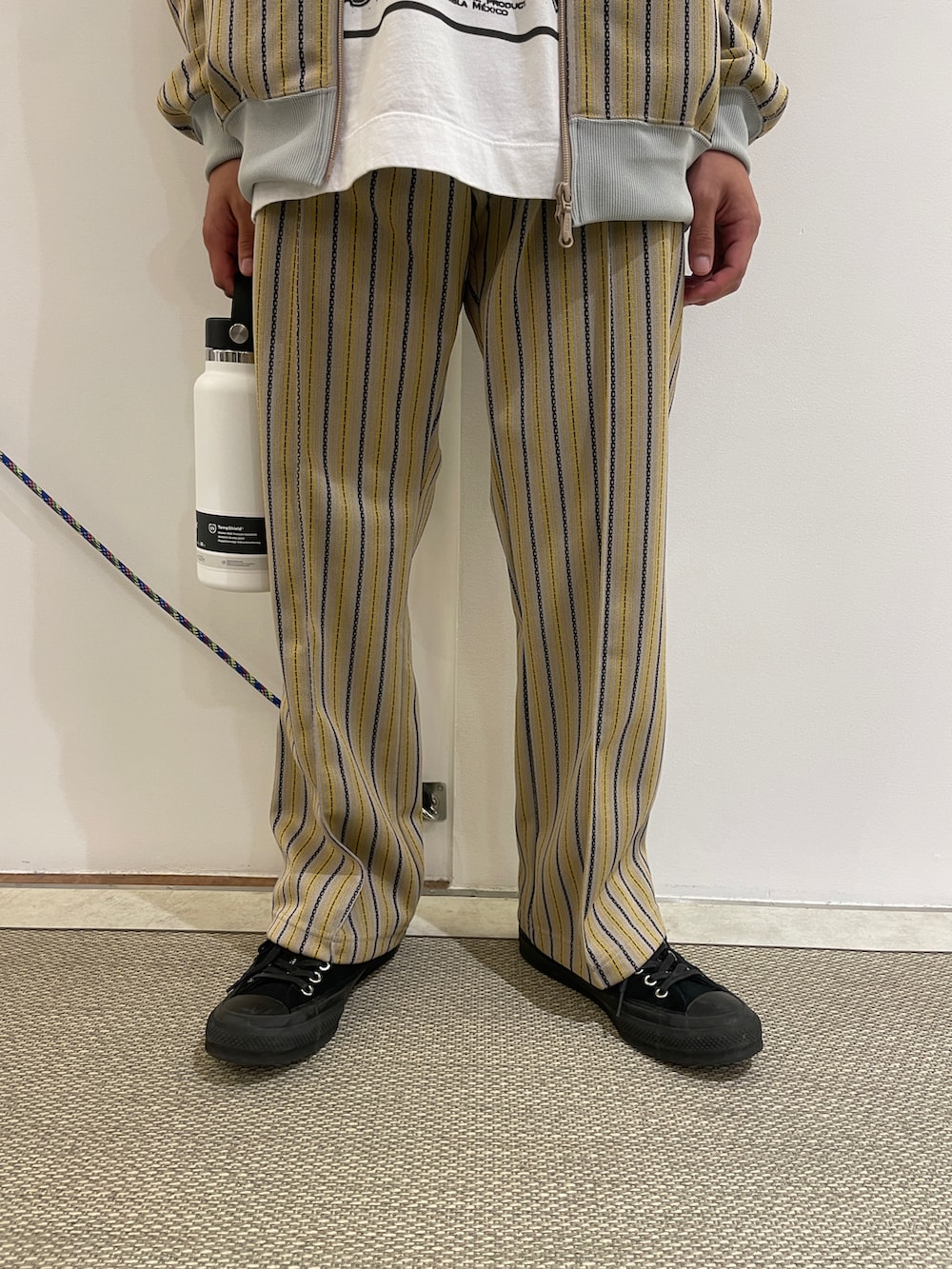 「ジャケット、坊主、休日スタイル、春、リラックススタイル、トラックジャケット、ヒゲ、ニードルス、白Tシャツ、水筒」｜「niche.のniche./ニッチ　Flower Seeds Ｔ-Shirts　フラワーシードＴシャツ（Tシャツ/カットソー、ホワイト系）」を使った、スバルさん（メンズ・165cm）の春コーディネートの3枚目の写真