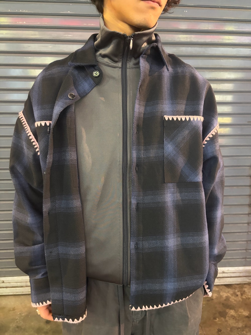 ブルー系のシャツ/ブラウスを着用したメンズの冬コーディネートの3枚目の写真