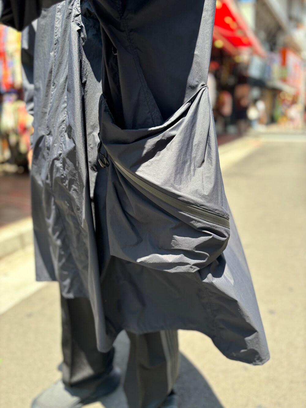 「ブラック、ブラックコーデ、ジャージ、トラックパンツ、NEEDLES、雨、夏コーデ、低身長、雨の日コーデ、アクティブ」｜「HOKAのHOKA ONE ONE / ホカ オネオネ　Restore TC リストアーティーシー　ユニセックス（サンダル、ブラック系）」を使った、スバルさん（メンズ・165cm）の夏コーディネートの3枚目の写真