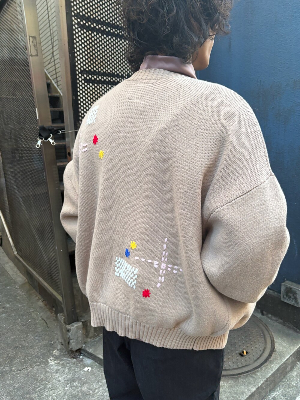 ベージュ系のカーディガン/ボレロ、ブラック系のデニムパンツ、ブラウン系のサンダルを着用したメンズの冬コーディネートの3枚目の写真