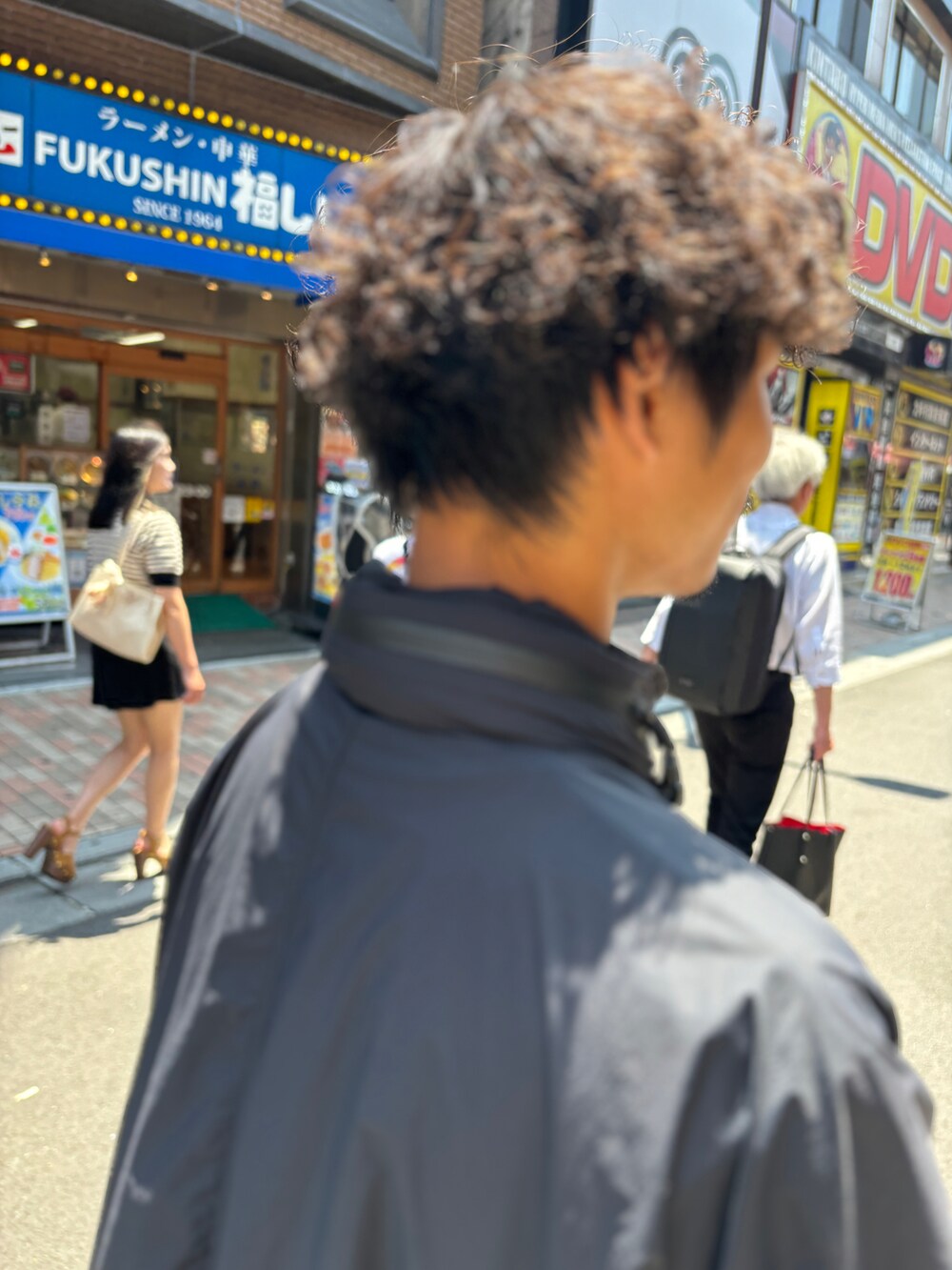 「ブラック、ブラックコーデ、ジャージ、トラックパンツ、NEEDLES、雨、夏コーデ、低身長、雨の日コーデ、アクティブ」｜「HOKAのHOKA ONE ONE / ホカ オネオネ　Restore TC リストアーティーシー　ユニセックス（サンダル、ブラック系）」を使った、スバルさん（メンズ・165cm）の夏コーディネートの4枚目の写真