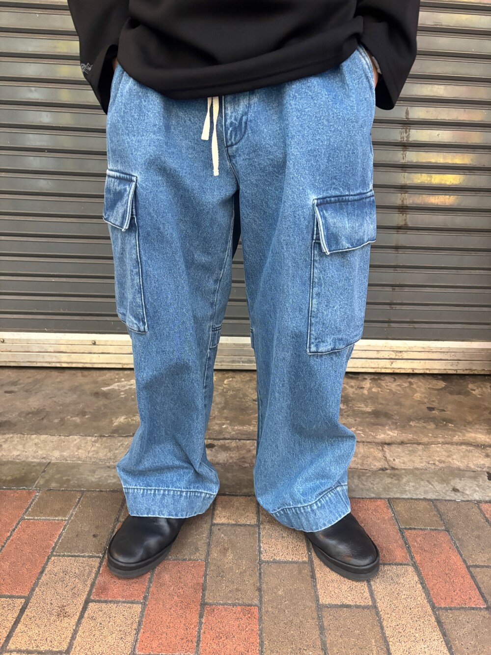 「シンプルスタイル、休日スタイル、メンズファッション、オトナカジュアル、春コーデ、低身長、低身長コーデ、低身長男子、デニム、デニムパンツ、カーゴパンツ」｜「BEAVERのB omnivore/ビーオムニボー　DENIM CARGO PANTS（デニムパンツ、ブルー系）」を使った、スバルさん（メンズ・165cm）の冬コーディネートの3枚目の写真