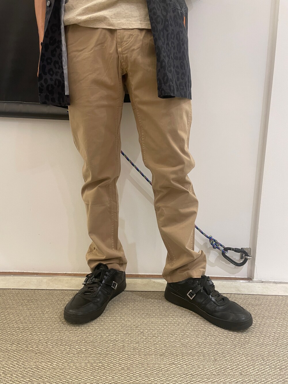 ベージュ系のTシャツ/カットソー、ベージュ系のチノパンツを着用したメンズの夏コーディネートの3枚目の写真