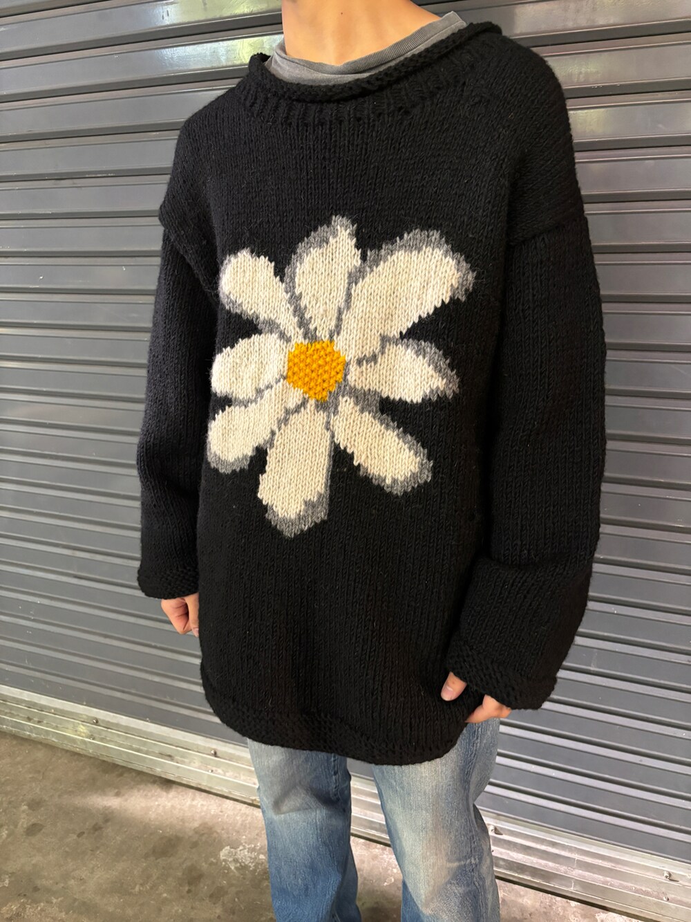 ブラック系のニット/セーターを着用したメンズの秋コーディネートの3枚目の写真