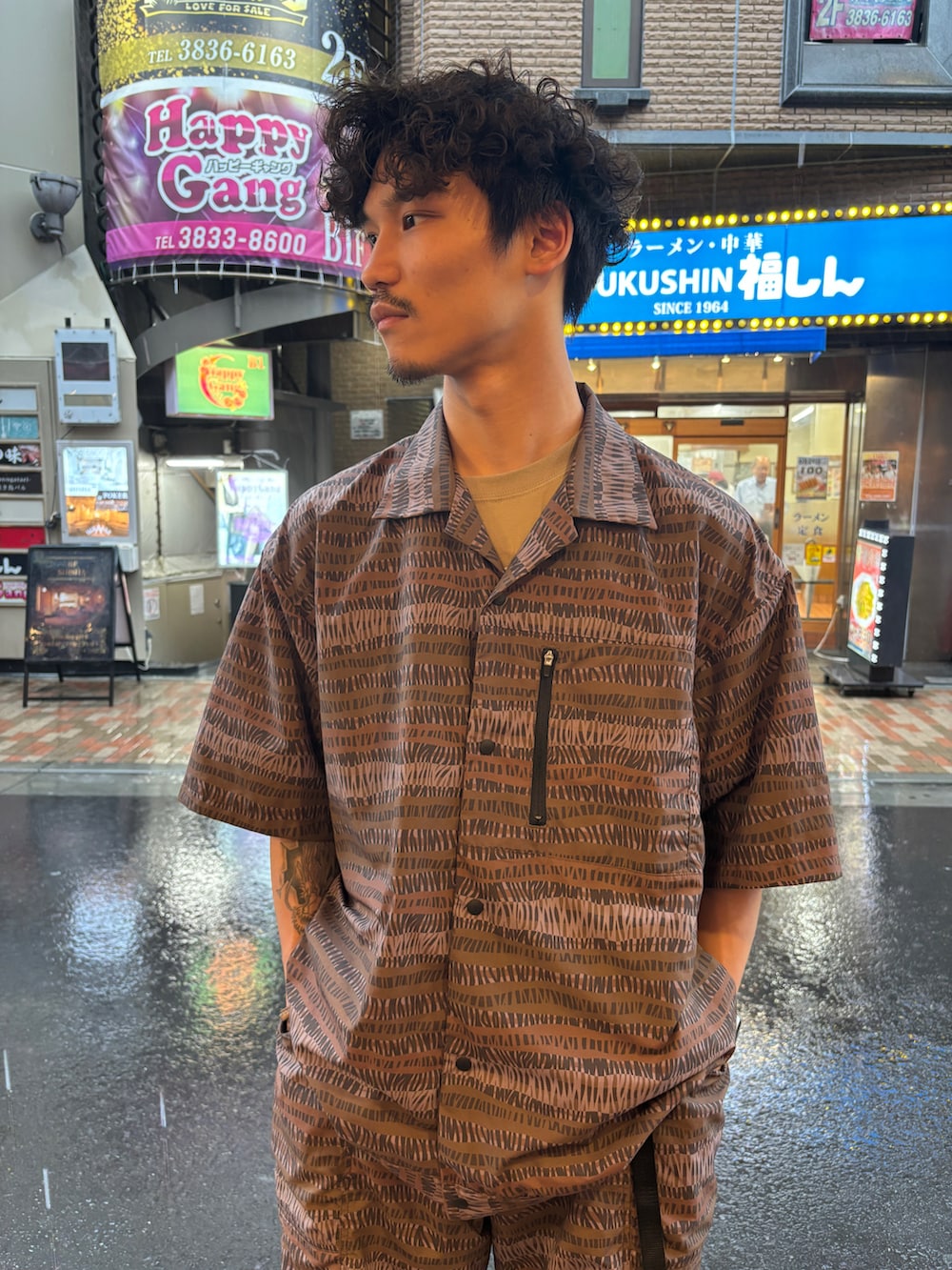 ブラウン系のシャツ/ブラウス、ブラウン系のその他パンツを着用したメンズの夏コーディネートの2枚目の写真