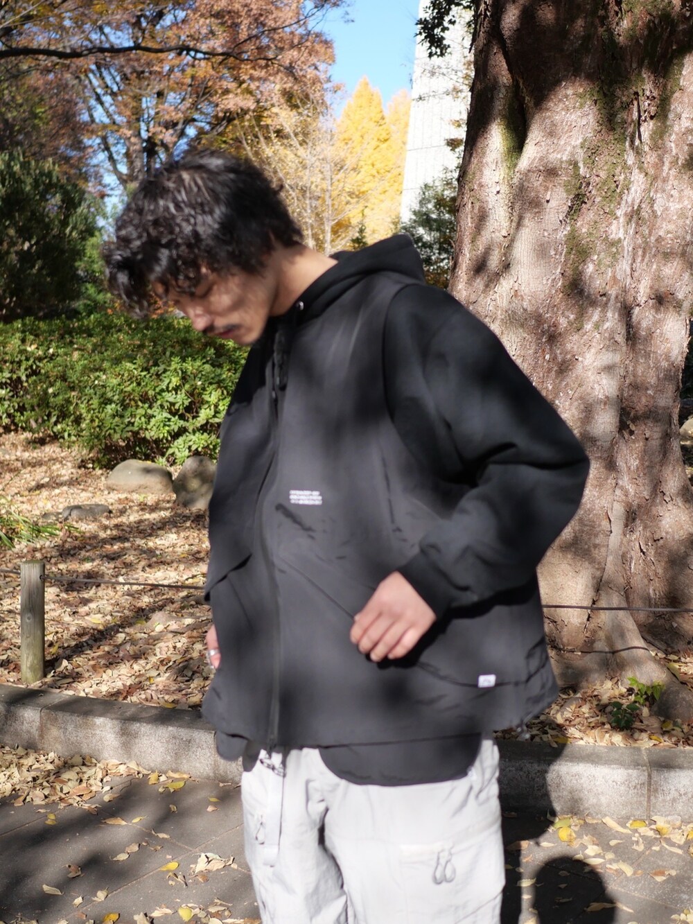 「大人カジュアル、おでかけコーデ、オトナカジュアル、冬、冬服、おしゃれさんと繋がりたい、休日コーデ、シンプル、お出かけコーデ、低身長男子、シンプルスタイル、低身長コーデ、ベスト」｜「CMF OUTDOOR GARMENTのCMF OUTDOOR GARMENT/シーエムエフ アウトドアガーメント　別注15 STEP VEST（ベスト、ブラック系）」を使った、スバルさん（メンズ・165cm）の冬コーディネートの2枚目の写真