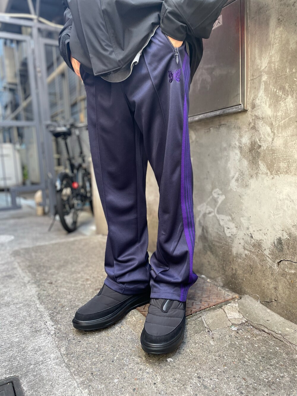 「秋服コーデ、メンズコーデ、シンプルスタイル、ビッグシルエット、低身長、秋コーデ、オーバーサイズ、ゆるコーデ、デナリジャケット、ワイルドシングス」｜「WILD THINGSのWILD THINGS × BEAVER/ワイルドシングス×ビーバー　別注 CLASSIC DENALI JACKET クラシックデナリジャケット（ダウンジャケット/コート、ブラック系）」を使った、スバルさん（メンズ・165cm）の秋コーディネートの3枚目の写真