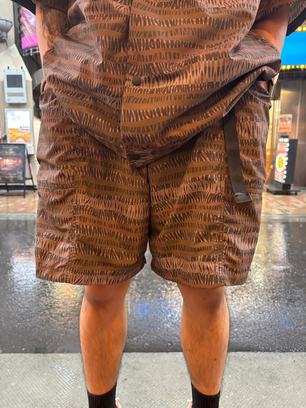 ブラウン系のシャツ/ブラウス、ブラウン系のその他パンツを着用したメンズの夏コーディネートの3枚目の写真