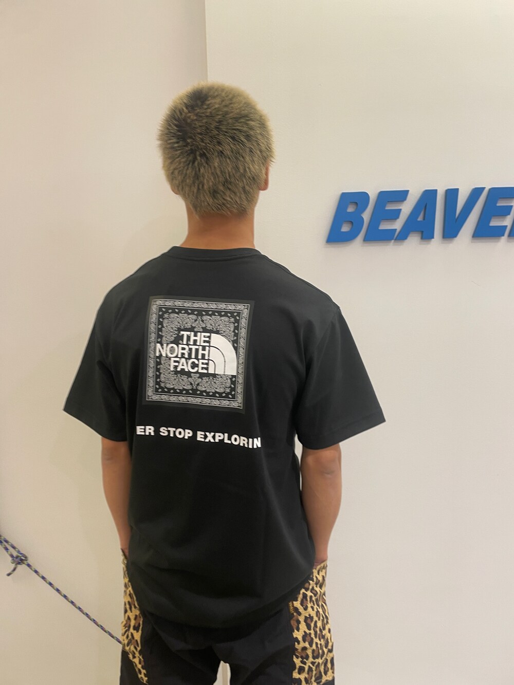 ブラック系のサンダル、ブラック系のTシャツ/カットソーを着用したメンズの春コーディネートの4枚目の写真