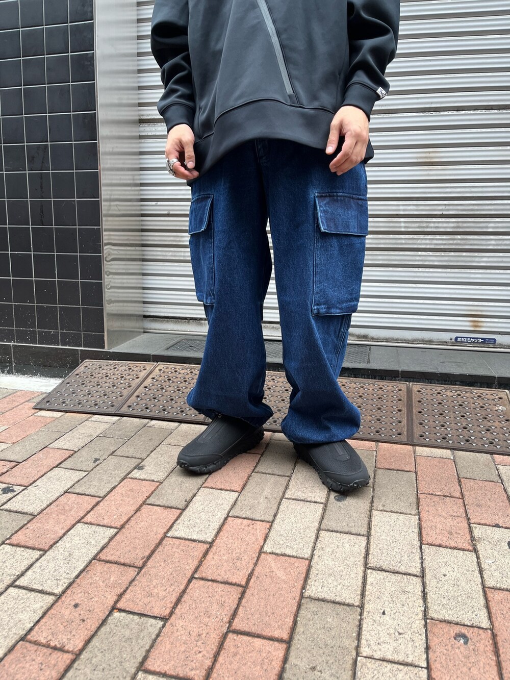 ブラック系のその他トップスを着用したメンズの秋コーディネートの3枚目の写真