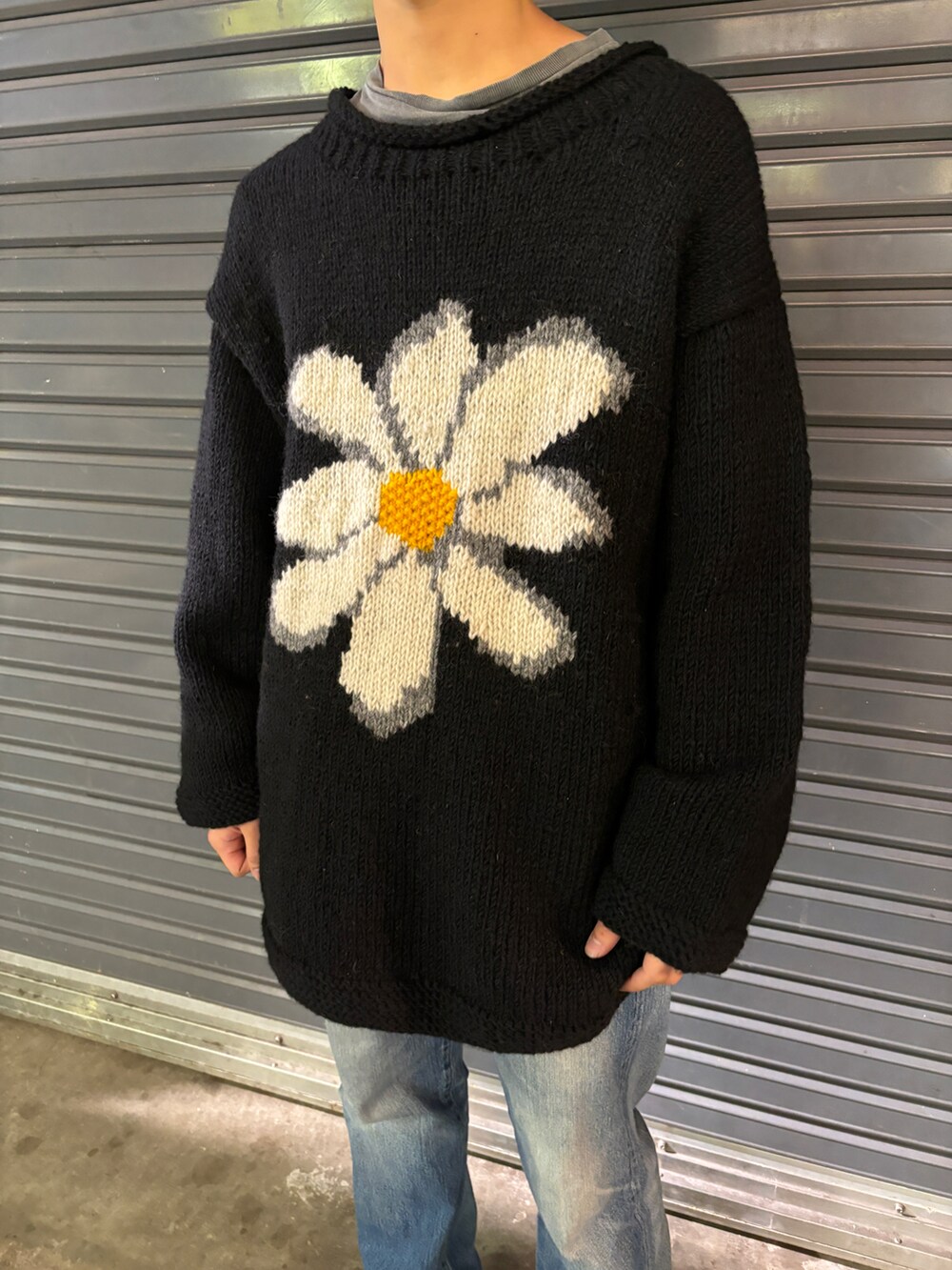 ブラック系のニット/セーターを着用したメンズの秋コーディネートの2枚目の写真