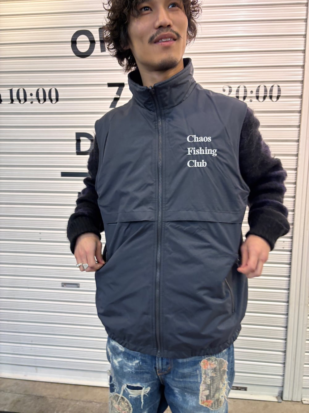 「ベスト、冬、冬服、休日コーデ、おしゃれさんと繋がりたい、シンプル、お出かけコーデ、低身長男子、低身長コーデ、最近のいい感じコーデ、ニット」｜「HOKAのHOKA ONE ONE/ホカ オネオネ  CLIFTON L SUEDE クリフトン L スエード（スニーカー、グレー系）」を使った、スバルさん（メンズ・165cm）の冬コーディネートの2枚目の写真