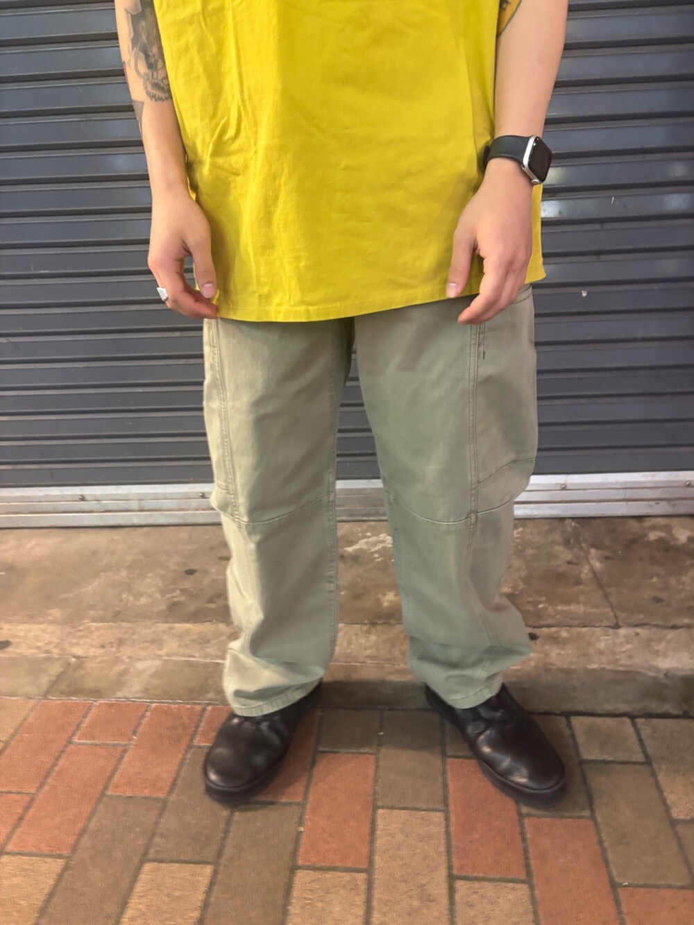 「春コーデ、大人カジュアル、休日スタイル、デートコーデ、お出かけコーデ、Tシャツ、イエロー、低身長、低身長コーデ、低身長男子」｜「GramicciのGRAMICCI/グラミチ  VOYAGER PANT  G5SM-P086（その他パンツ、その他）」を使った、スバルさん（メンズ・165cm）の春コーディネートの3枚目の写真