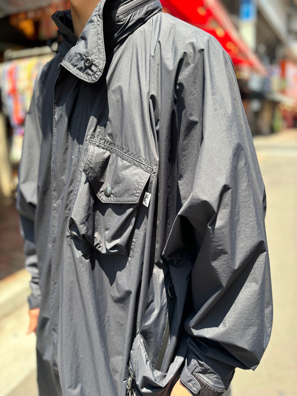 「ブラック、ブラックコーデ、ジャージ、トラックパンツ、NEEDLES、雨、夏コーデ、低身長、雨の日コーデ、アクティブ」｜「HOKAのHOKA ONE ONE / ホカ オネオネ　Restore TC リストアーティーシー　ユニセックス（サンダル、ブラック系）」を使った、スバルさん（メンズ・165cm）の夏コーディネートの2枚目の写真