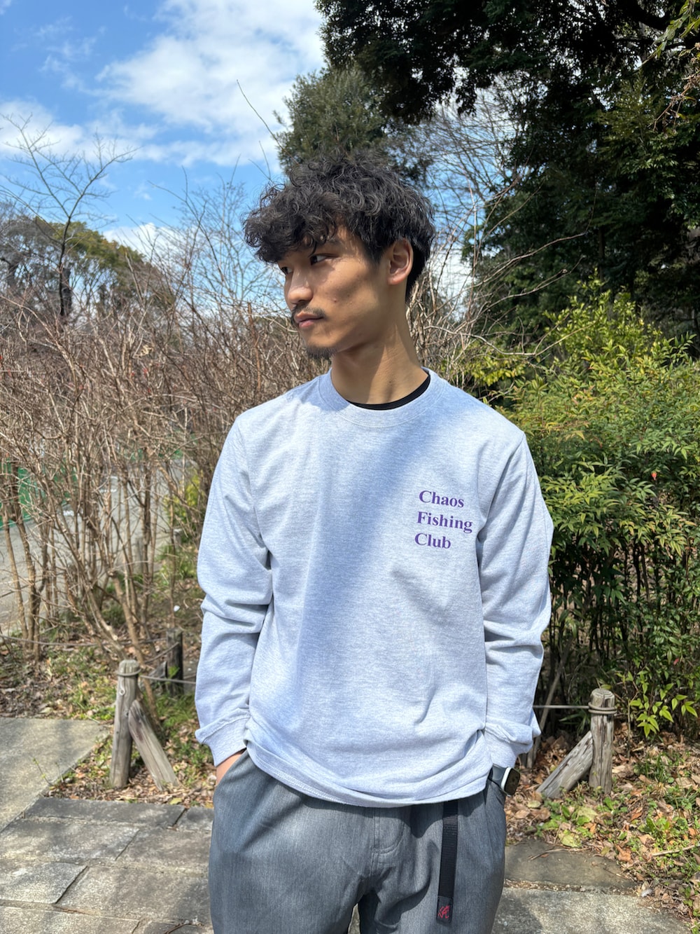 「OnのOn/オン　Cloud monster クラウドモンスター Womens（スニーカー、ホワイト系）」を使った、スバルさん（メンズ・165cm）の春コーディネートの2枚目の写真