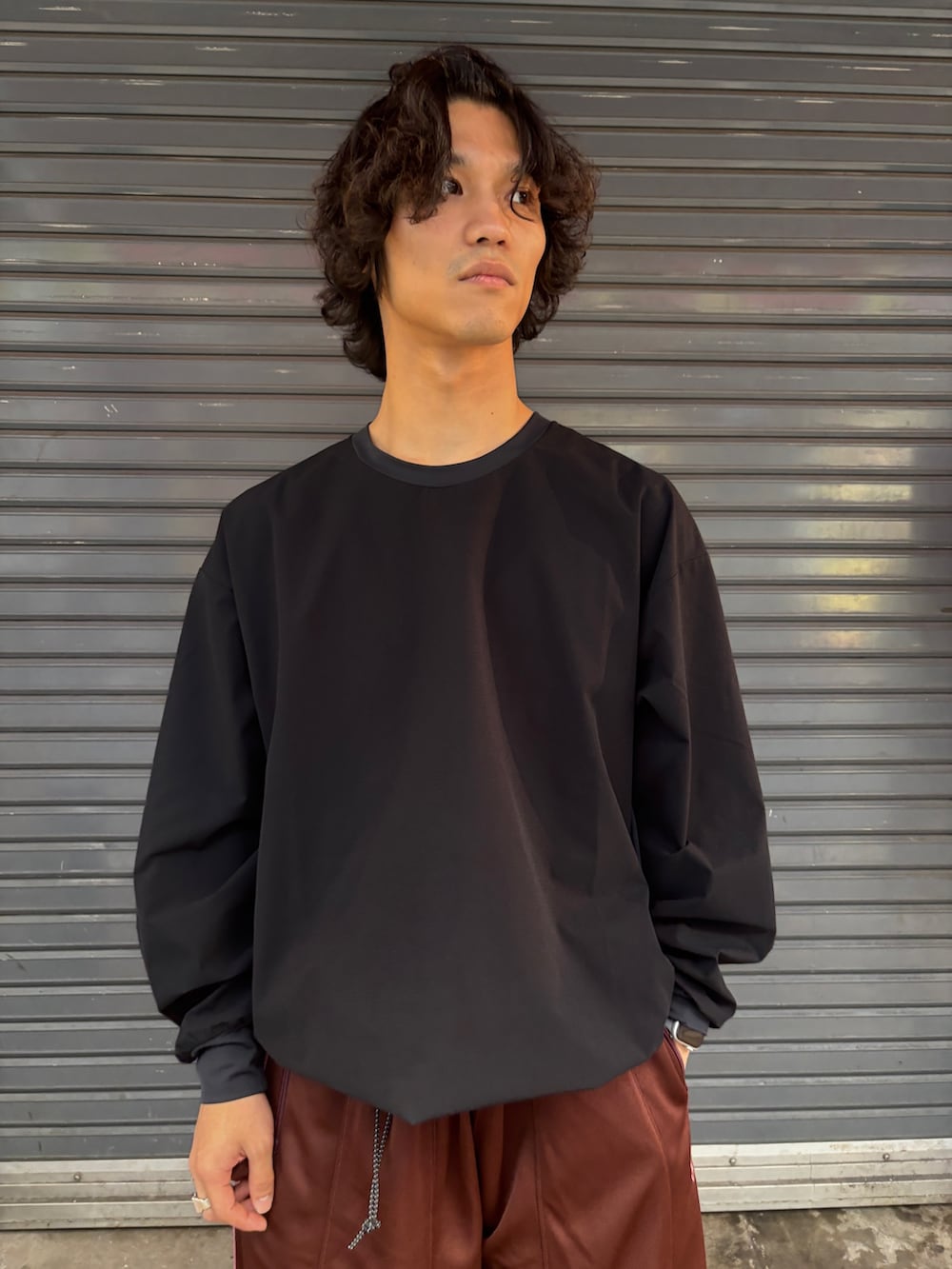 ブラック系のTシャツ/カットソーを着用したメンズの秋コーディネートの2枚目の写真