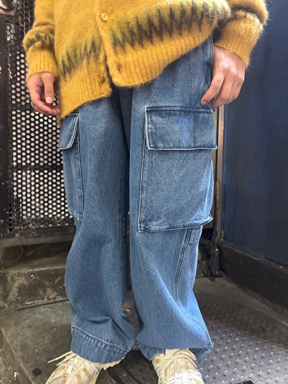 ブルー系のデニムパンツを着用したメンズの秋コーディネートの3枚目の写真