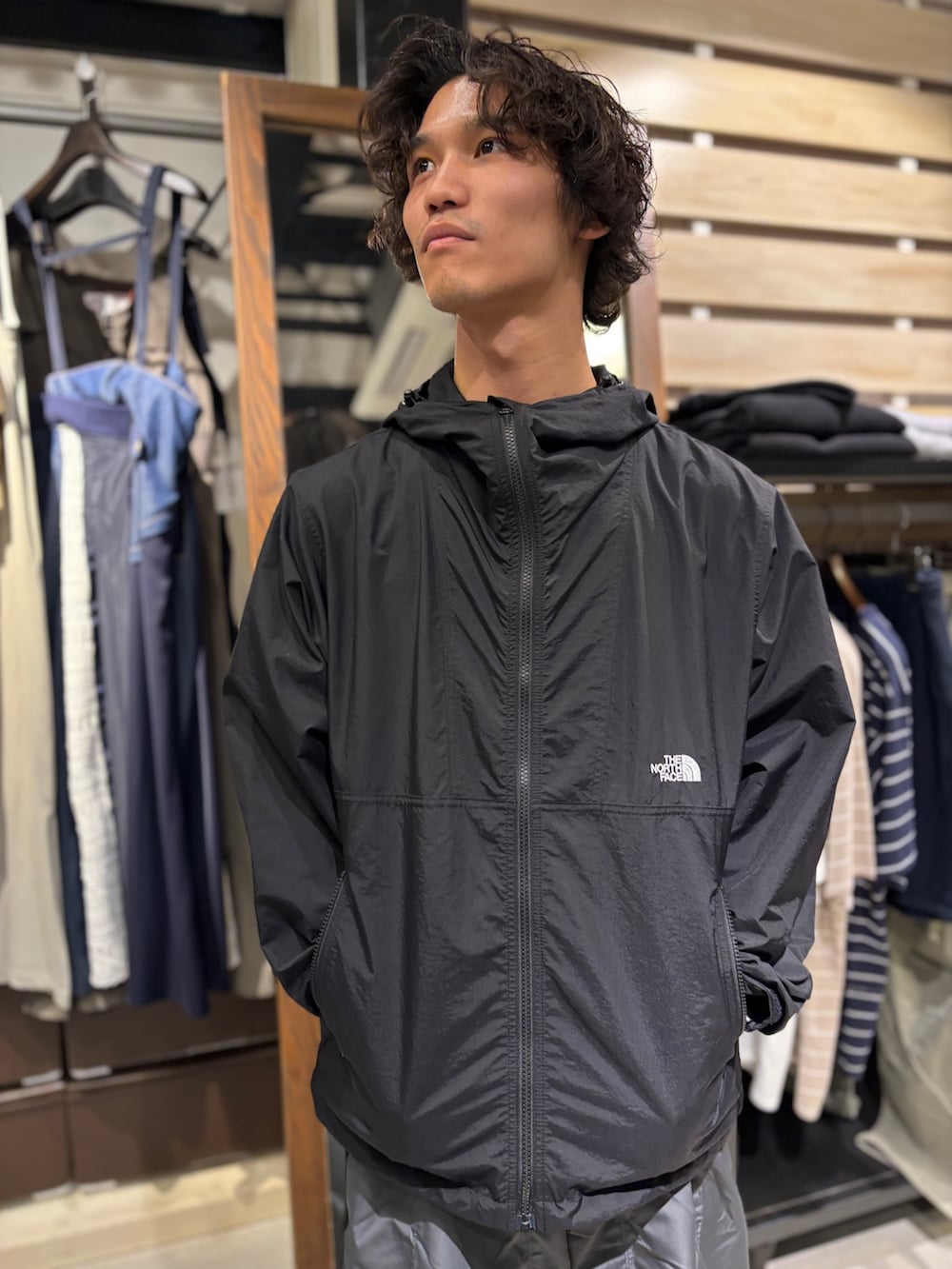 「テック、ナイロン、ナイロンジャケット、ナイロンパンツ、ブラック、ブラックコーデ、オールブラック、オールブラックコーデ、20代、低身長、低身長コーデ、スポーツ、スポーツミックス」｜「THE NORTH FACEのTHE NORTH FACE/ザ・ノース・フェイス　Compact Jacket コンパクトジャケット（メンズ） NP72530  2025年秋冬入荷モデル（ナイロンジャケット、ブラック系）」を使った、スバルさん（メンズ・165cm）の秋コーディネートの2枚目の写真