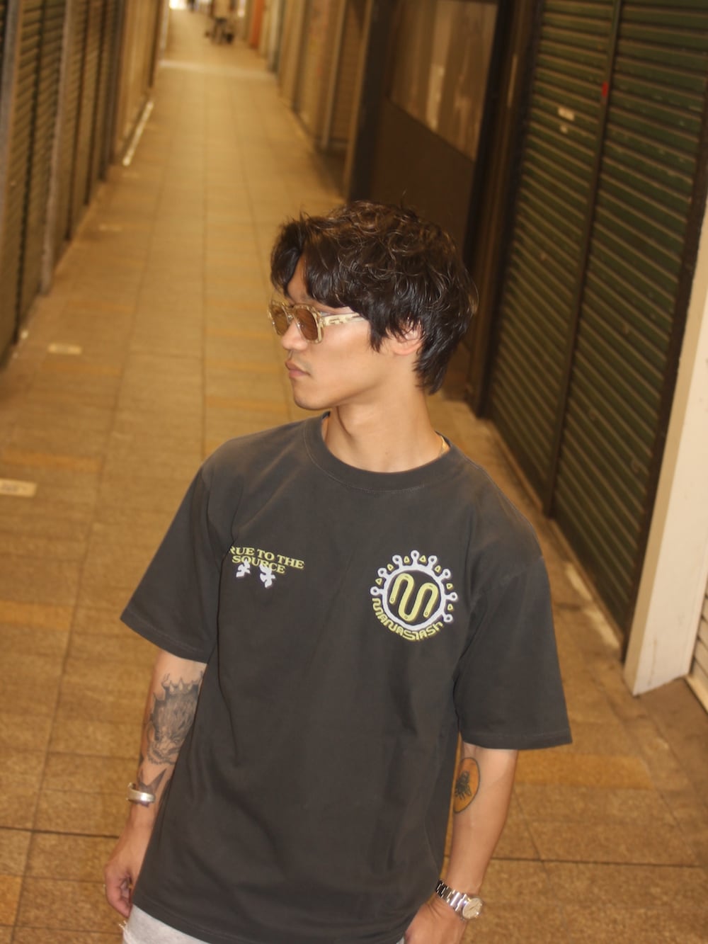 グレー系のその他パンツ、ブラック系のTシャツ/カットソーを着用したメンズの夏コーディネートの4枚目の写真