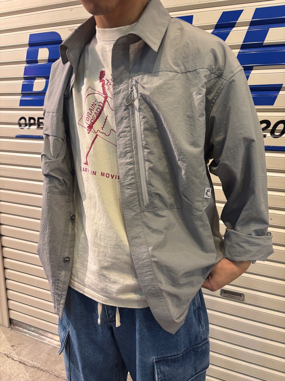 ブルー系のデニムパンツを着用したメンズの秋コーディネートの2枚目の写真