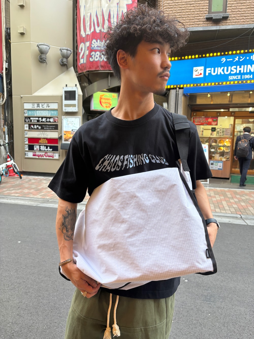 「ロゴT、Tシャツ、プリントT、シンプルコーデ、春コーデ、夏コーデ、夏服、低身長コーデ、おでかけコーデ、低身長男子」｜「PACKINGのPACKING/パッキング　TRAIL MESSENGER　PA-040　トレイルメッセンジャー（メッセンジャーバッグ、ホワイト系）」を使った、スバルさん（メンズ・165cm）の春コーディネートの3枚目の写真